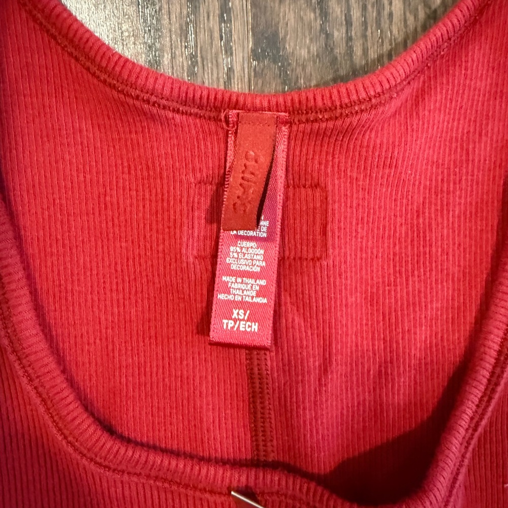 Skims Red Ribbed Tank Top - Picture 3 of 4